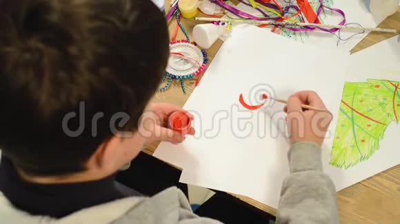 儿童为节日做装饰工艺品和玩具圣诞树等画水彩视频的预览图