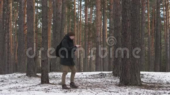 人在冬天冻在树林里那个人在寒冷的森林里等着视频的预览图
