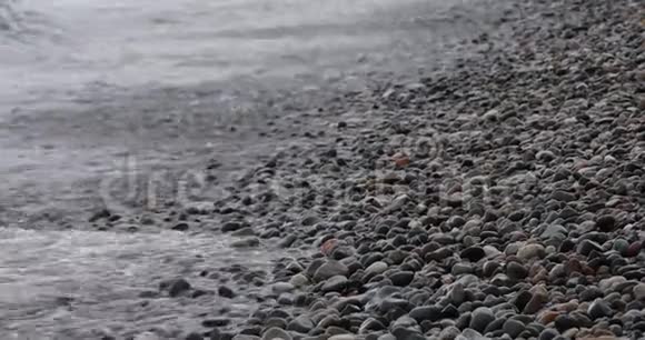 碧波荡漾的沙滩上视频的预览图