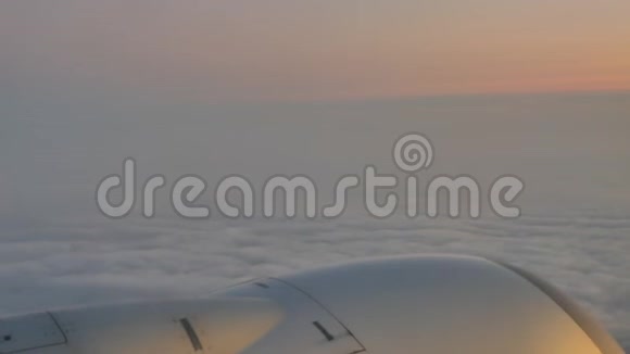 飞机引擎在云层里视频的预览图