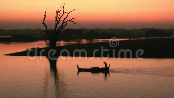日落时分缅甸船在湖上视频的预览图