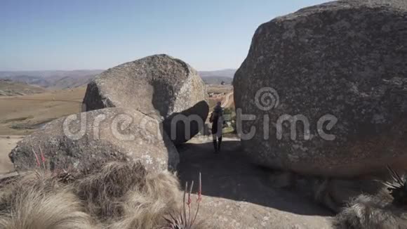 爸爸让他的儿子在美丽的奥斯瓦蒂尼大自然中的巨大岩石之间搭车视频的预览图