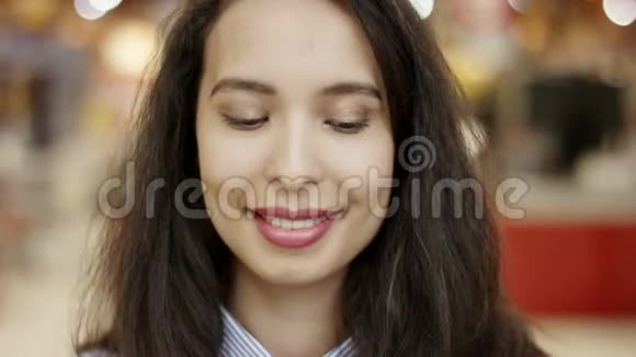 特写照片美丽的年轻女子站在超级市场里面带微笑面带笑容视频的预览图