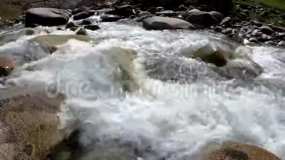 水在山间肆虐的河流中视频的预览图