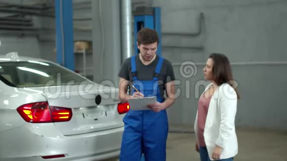 机械师与妇女讨论汽车修理的价格视频的预览图
