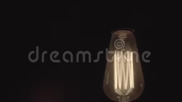 爱迪生灯在电线上摆动视频的预览图