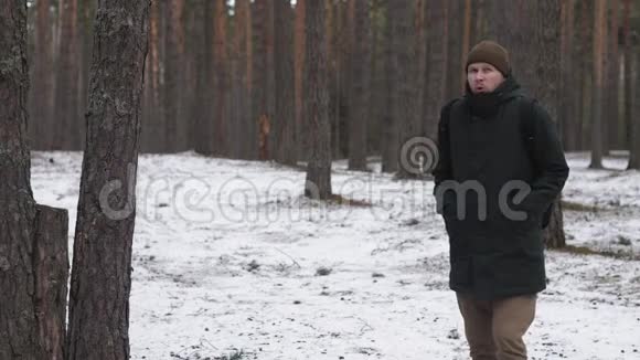 人在冬天冻在树林里概念寒冷孤独视频的预览图