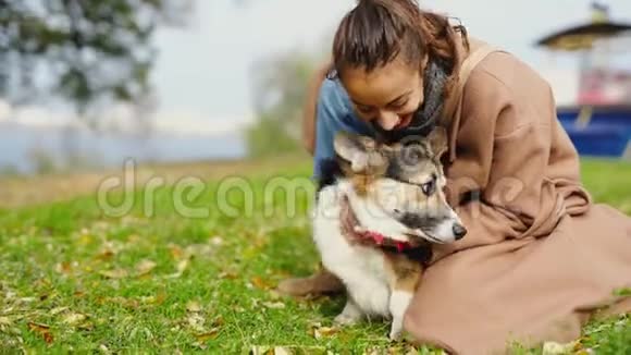 美丽的微笑女人在大自然中行走可爱的狗视频的预览图