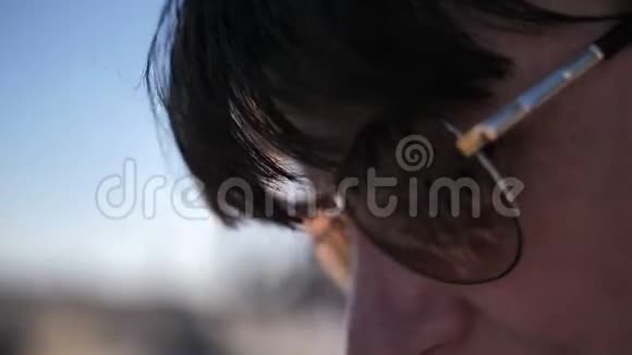 一个戴着墨镜的女人看着沙滩想着什么视频的预览图