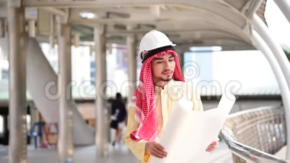 伊斯兰商人在现代穆斯林阿联酋城市与成功商人握手阿拉伯男人穿穆斯林头巾穆勒视频的预览图