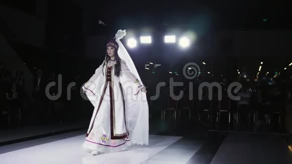 漂亮的亚洲女人特写民俗服装慢动作走秀日本秀4K视频的预览图