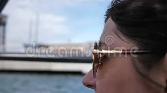戴墨镜的快乐女人漂浮在船上环顾四周旅行概念特写视频的预览图
