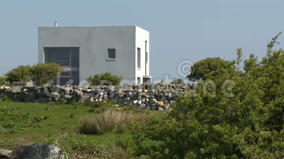 家在岩壁旁边视频的预览图
