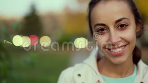 在奥坦公园散步的漂亮年轻微笑的女人的特写视频的预览图