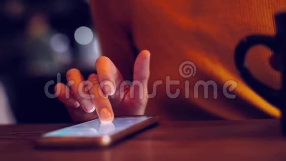 手机特写女性手滚动使用应用程序智能手机在咖啡视频的预览图