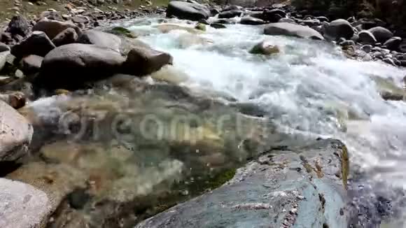 水在山间肆虐的河流中视频的预览图