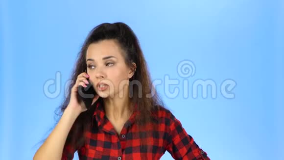 女士通过电话争吵和喊叫视频的预览图