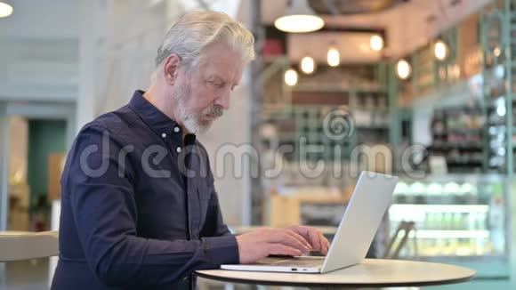 咖啡厅专业老人使用手提电脑视频的预览图