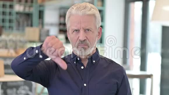吸引人的老人的大拇指肖像视频的预览图