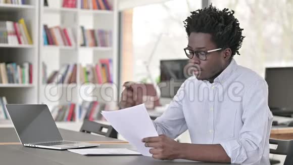 非洲男人在办公室做论文视频的预览图