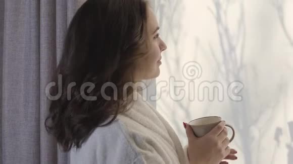 黑种人女孩的特写享受阳光明媚的早晨喝咖啡微笑的女人温柔的白人视频的预览图