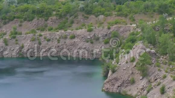 湖中的水在花岗岩斜坡附近视频的预览图