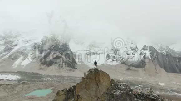 卡拉帕塔山顶上的人珠穆朗玛峰努普特普莫里尼泊尔鸟瞰图视频的预览图