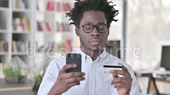 非洲男子网上支付失败智能手机视频的预览图