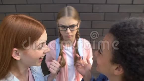 同学嘲笑戴眼镜的漂亮女孩恶意取笑欺凌视频的预览图