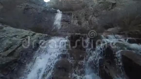石壁上的瀑布视频的预览图