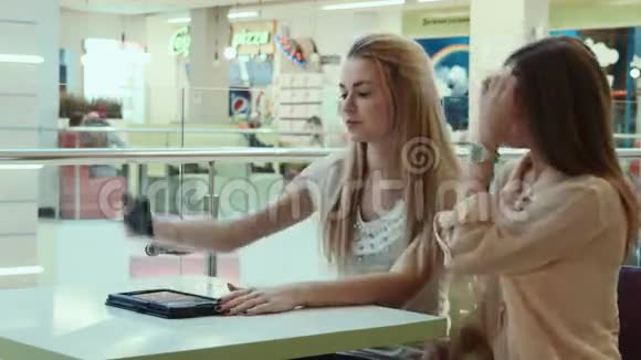 女孩在娱乐购物中心自拍视频的预览图