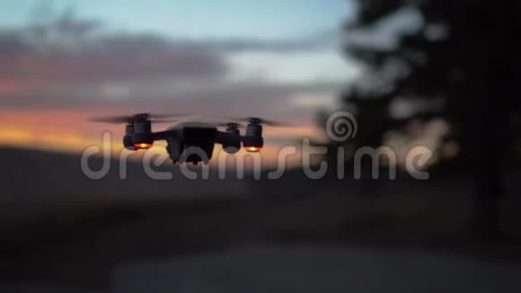 日落时分的无人机视频的预览图