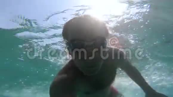 在海水中游泳的人的水下景色视频的预览图