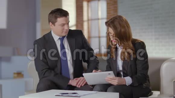 销售经理与客户交谈平板电脑业务演示视频的预览图