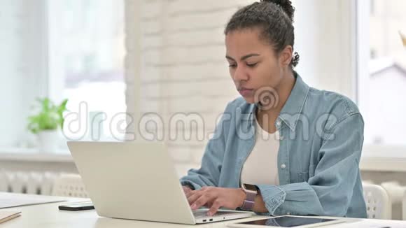 咳嗽病青年非洲妇女在笔记本电脑上工作喉咙视频的预览图