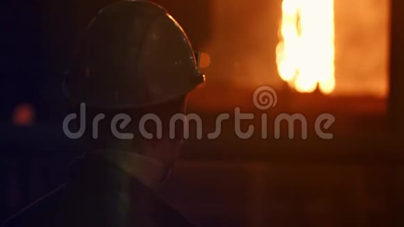 年轻人在钢厂工作从事热加工视频的预览图
