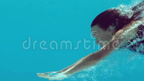 女人在水下游泳视频的预览图