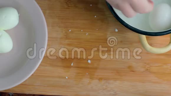 一个人把煮好的鸡蛋从壳里弄干净视频的预览图