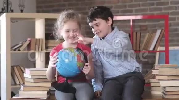 学校的孩子们笑着玩地球仪家庭教育视频的预览图