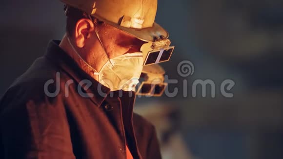 在钢铁厂工作的人从事热加工视频的预览图