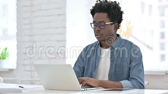 年轻的非洲男人在工作视频的预览图