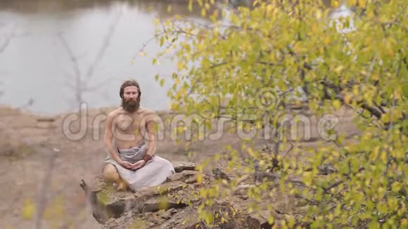 阿斯提N人类在大自然中做瑜伽视频的预览图