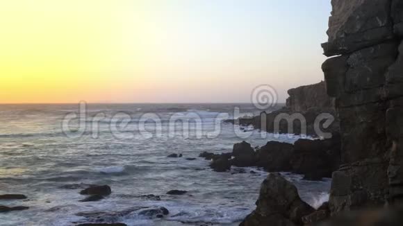 海洋上的日落从悬崖上眺望视频的预览图