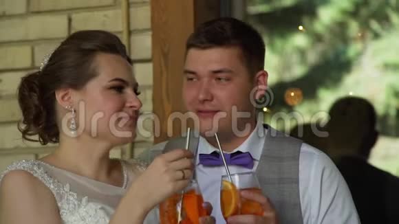 快乐婚礼情侣喝鸡尾酒视频的预览图