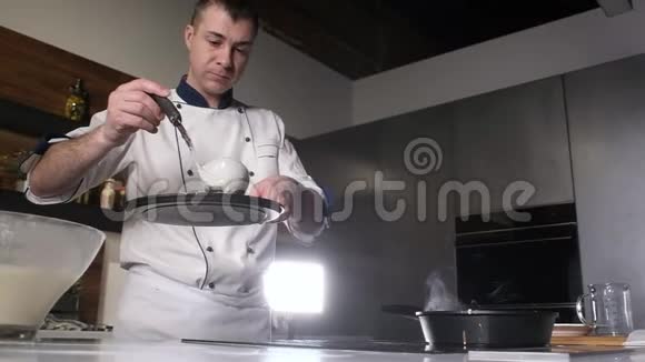 在厨房煮煎饼快餐厨师在餐厅厨房做饭视频的预览图
