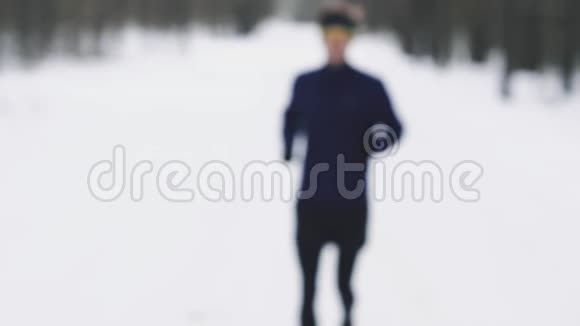 特写慢跑者的肖像凝视镜头中等距离视频的预览图