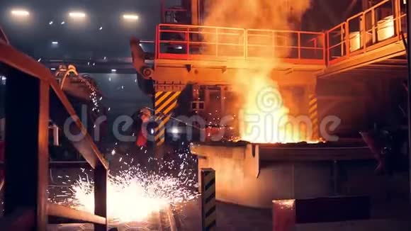 在钢铁厂工作的人从事热加工视频的预览图