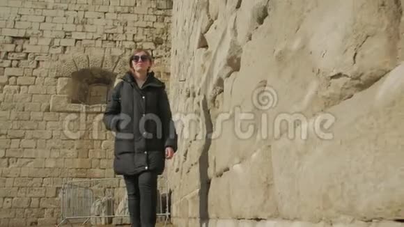 女孩步行和岩石建筑视频的预览图