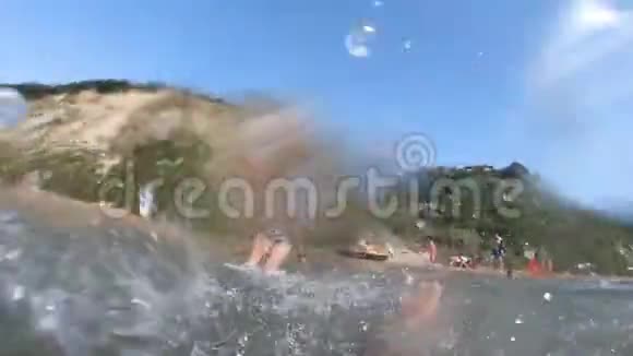 女人在海滩上用水喷射他的男朋友视频的预览图