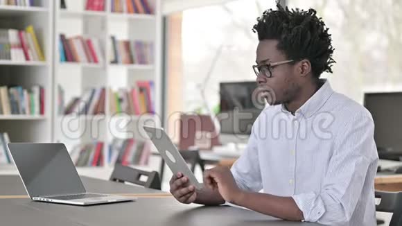 非洲男子在工作时桌上的视频聊天视频的预览图